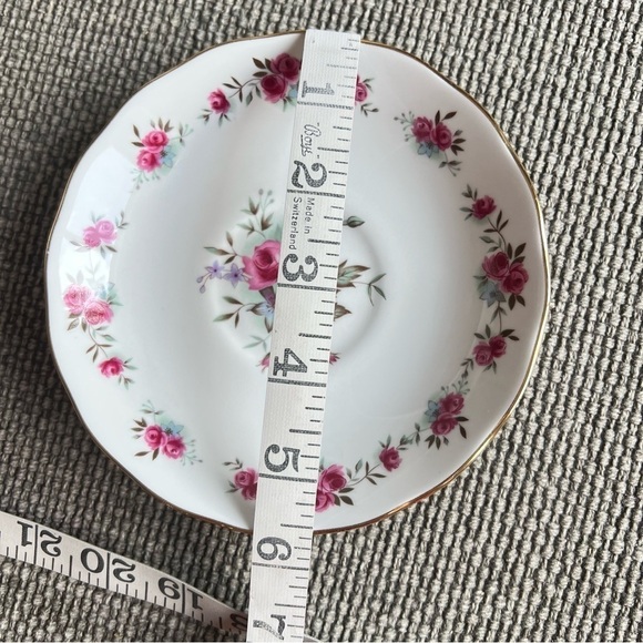 Queen Anne bone china floral pattern, pink mini roses, gold rims,vintage,England - Picture 8 of 10